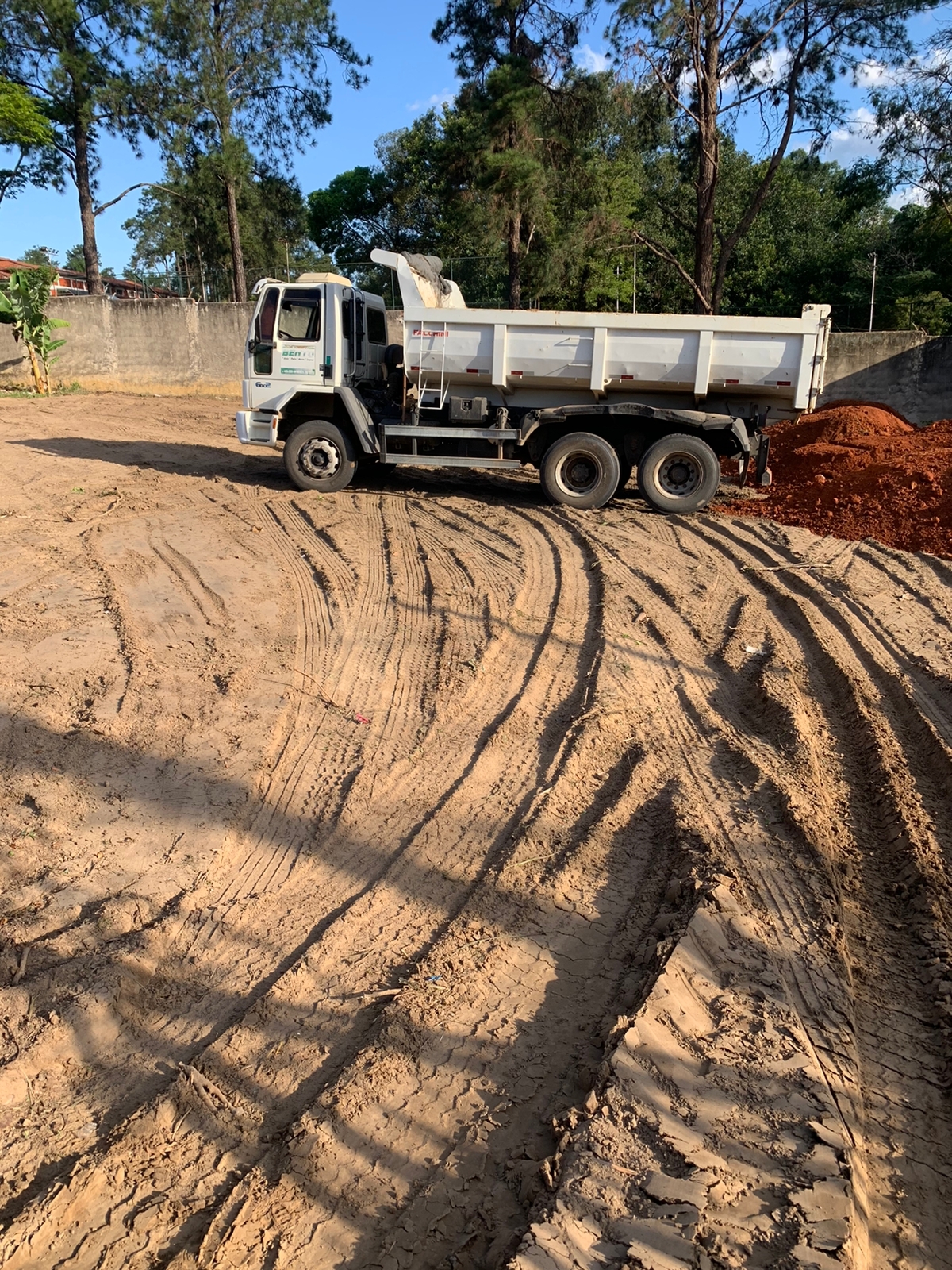 Caminhão truck caçamba 12 metros